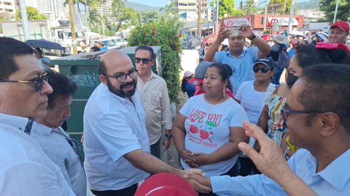La intervención del oficial mayor de la Secretaría de Finanzas, Ricardo Salinas Méndez, permitió levantar un bloqueo en la Costera Miguel Alemán, tras atender personalmente a padres de familia inconformes en Acapulco.
