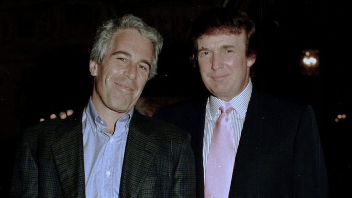 Nuevos documentos desclasificados del Departamento de Justicia revelan múltiples menciones a Donald Trump en el caso Jeffrey Epstein. Los archivos incluyen testimonios, correos y material censurado, sin cargos formales hasta ahora.