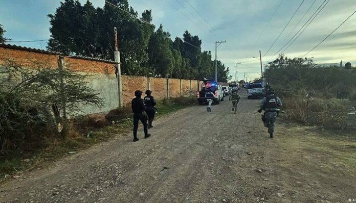 Autoridades de Guanajuato detuvieron a tres personas por su presunta participación en la masacre de Salamanca, donde un ataque armado dejó 11 muertos en un campo de fútbol.