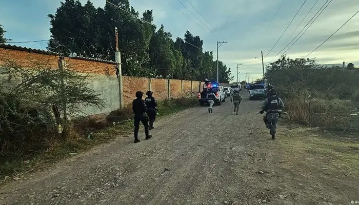 Autoridades de Guanajuato detuvieron a tres personas por su presunta participación en la masacre de Salamanca, donde un ataque armado dejó 11 muertos en un campo de fútbol.
