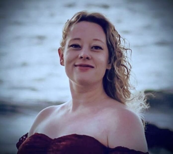 La muerte de Renee Good, madre y poeta de 37 años, durante un operativo de ICE en Minneapolis provoca indignación nacional y exige justicia.