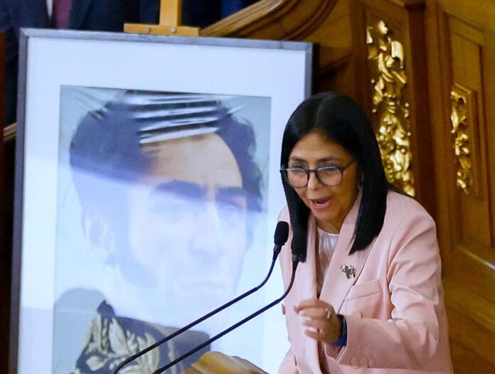 La Fuerza Armada de Venezuela reconoció a Delcy Rodríguez como comandante en jefe en una ceremonia clave, mientras Estados Unidos incrementa la presión diplomática sobre Caracas.