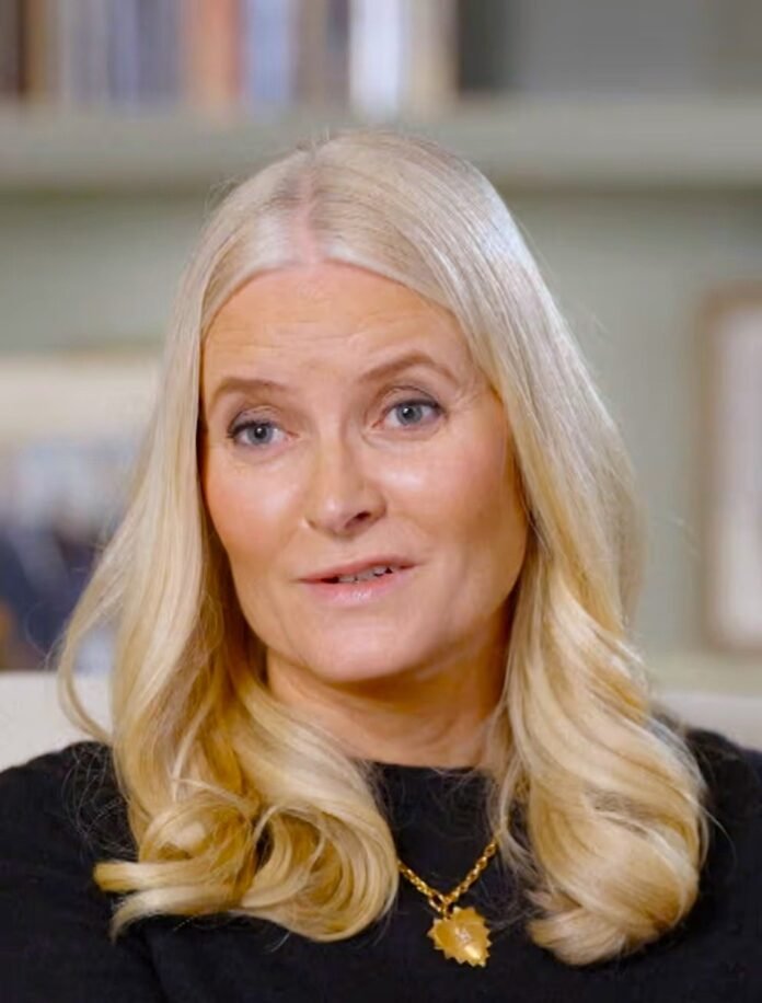 La princesa heredera Mette-Marit pidió disculpas tras revelarse documentos oficiales sobre su contacto con Jeffrey Epstein, reabriendo el escrutinio sobre sus vínculos.