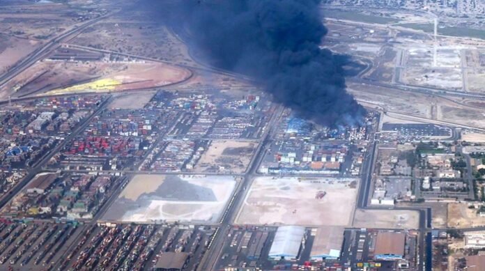 Una explosión destruyó parte de un edificio residencial en Bandar Abbás, Irán, dejando un muerto y 14 heridos.