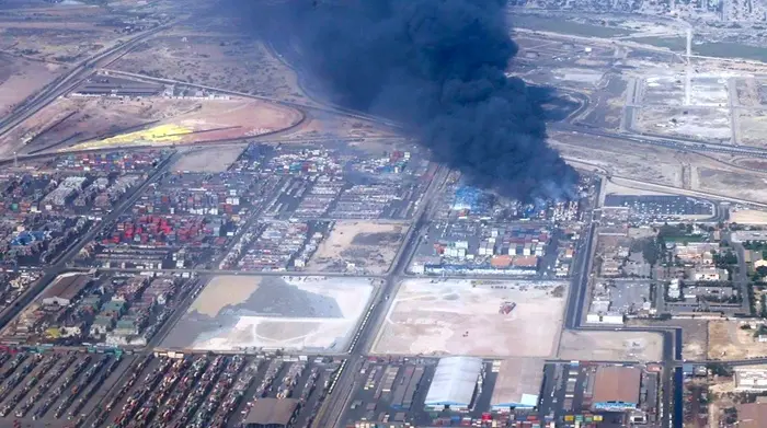 Una explosión destruyó parte de un edificio residencial en Bandar Abbás, Irán, dejando un muerto y 14 heridos.