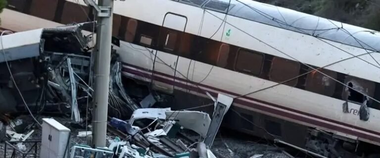 🚄🇪🇸 Tragedia ferroviaria en España: ascienden a 40 los muertos tras choque de dos trenes de alta velocidad