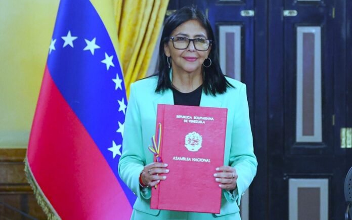 Delcy Rodríguez propone reforma a la industria petrolera en Venezuela para atraer inversión y destinar ingresos petroleros a salud, economía e infraestructura.
