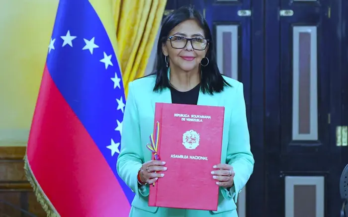 Delcy Rodríguez propone reforma a la industria petrolera en Venezuela para atraer inversión y destinar ingresos petroleros a salud, economía e infraestructura.