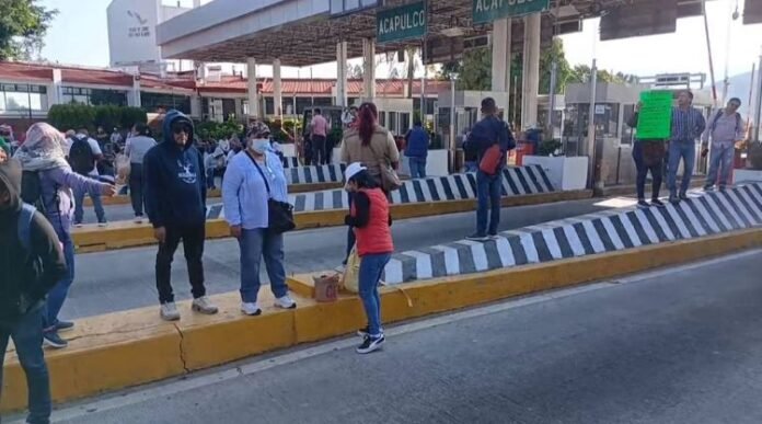 Toman la caseta de Palo Blanco y permiten el paso con $50 pesos