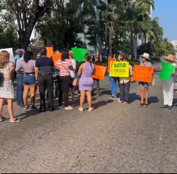 Bloquean la Costera en Acapulco; denuncian presunta desatención de FONATUR