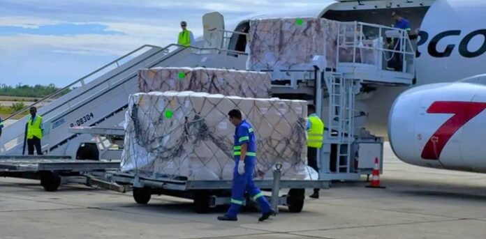 Ayuda humanitaria de Estados Unidos llegó a Santiago de Cuba con alimentos y kits de higiene. Además, será distribuida por Cáritas Cuba