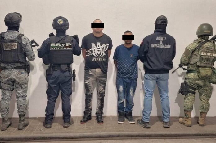 Autoridades de Guanajuato detuvieron al presunto líder y a dos cómplices del ataque en una cancha de futbol en Salamanca que dejó 11 muertos. La Fiscalía mantiene siete órdenes de aprehensión vigentes.