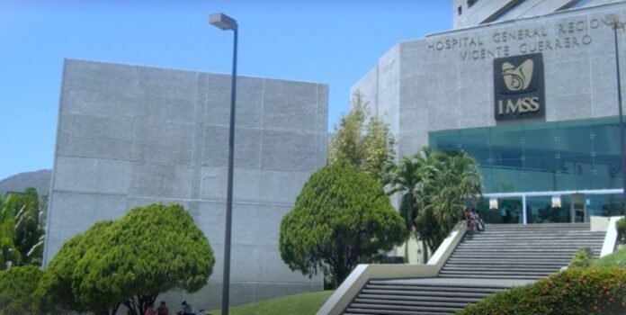 Video muestra a joven que recibe inyección fuera del Hospital Regional Vicente Guerrero del IMSS en Acapulco tras no ser atendida pese a presentar dolor y ser derechohabiente