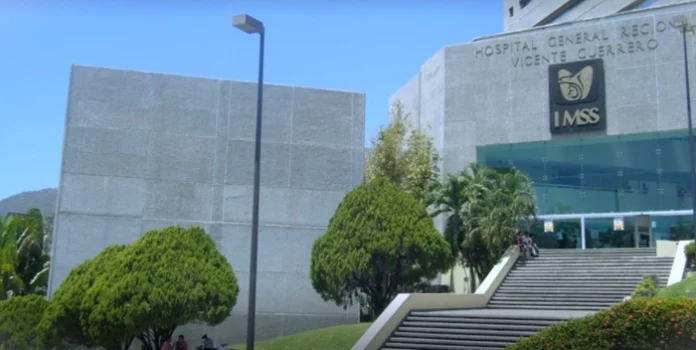 Video muestra a joven que recibe inyección fuera del Hospital Regional Vicente Guerrero del IMSS en Acapulco tras no ser atendida pese a presentar dolor y ser derechohabiente