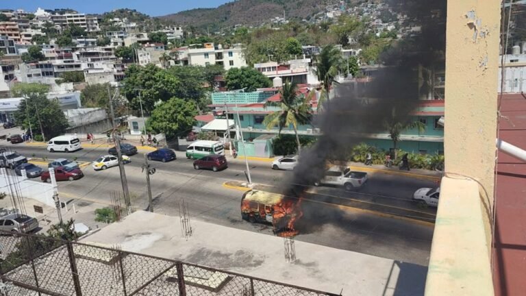 Puerto Vallarta en alerta: bloqueos, quema de vehículos y operativos tras abatimiento de “El Mencho” del CJNG
