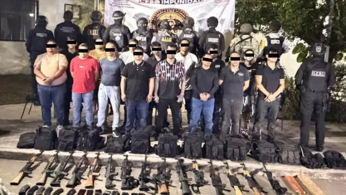 Omar García Harfuch anunció la detención de 15 generadores de violencia en Tapachula, Chiapas, durante un operativo coordinado entre fuerzas federales y estatales. Se aseguraron armas, vehículos y sustancias ilícitas.