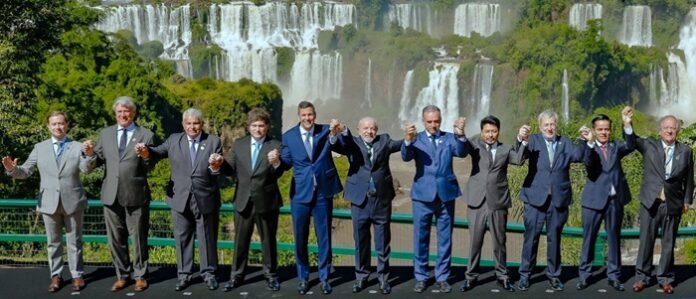 Análisis comparativo entre el acuerdo UE-Mercosur y el T-MEC: diferencias en integración, reglas de origen, impacto geopolítico y cadenas de suministro.