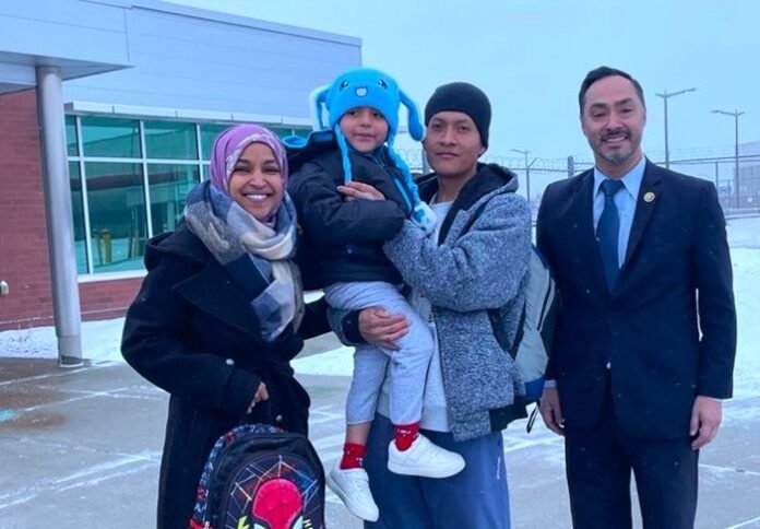 Un juez federal ordenó liberar a Liam Conejo, niño de 5 años detenido por ICE. Regresó a Minnesota con su padre tras presión legal y social.