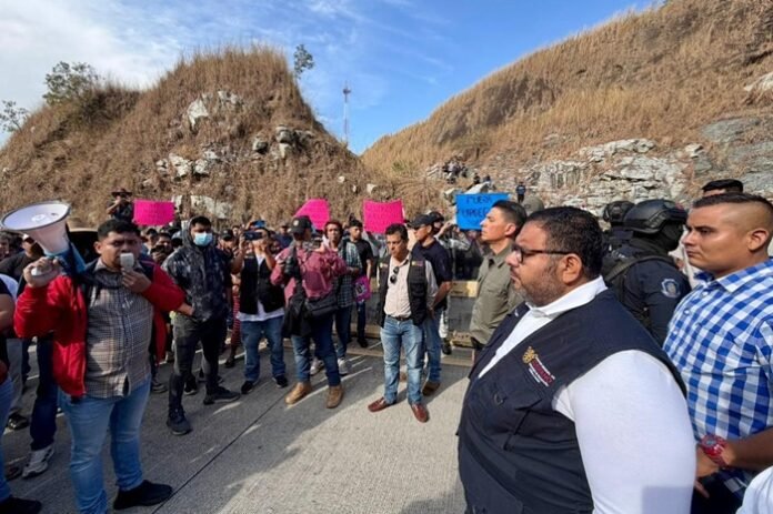 Bloqueos en la Autopista del Sol amenazan turismo y economía de Guerrero en pleno fin de semana largo. Gobierno llama al diálogo y al libre tránsito