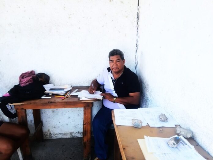 Armando Silva agua Acapulco: su trabajo en la distribución de pipas evidencia condiciones precarias en medio de la crisis del agua.