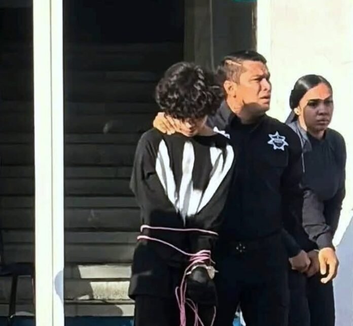 Dos maestras fueron asesinadas dentro de una preparatoria en Michoacán. Autoridades detuvieron a un alumno de 15 años y ya investigan el caso.