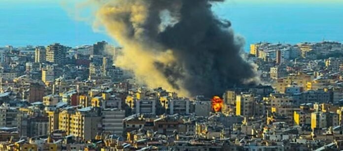 Un avión militar ruso en Crimea se estrelló durante un vuelo programado y dejó 29 muertos, según autoridades.