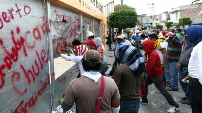 Protestas de la CETEG escalan en Guerrero con intentos de irrupción en el Congreso y daños a autobuses en Chilpancingo.