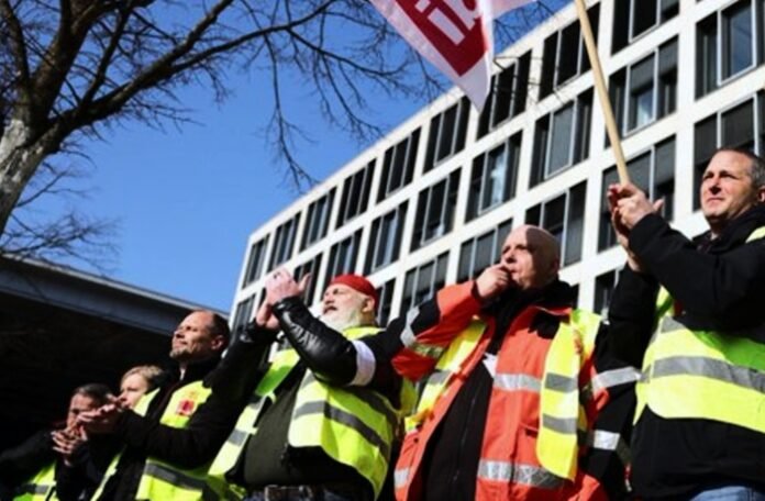 Una huelga en el aeropuerto de Berlín paraliza 445 vuelos y afecta a 57.000 pasajeros en medio de tensas negociaciones salariales en Alemania.
