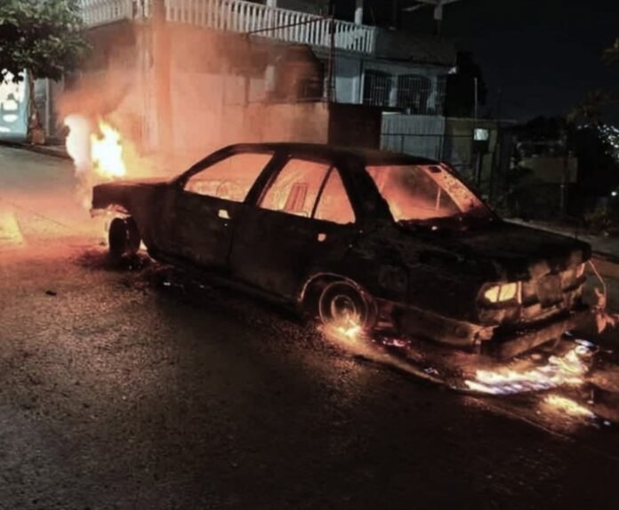 Incendian taxi en Acapulco tras el asesinato de choferes; autoridades refuerzan la seguridad en zonas de alta incidencia delictiva.
