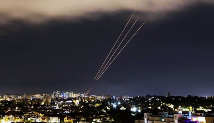 Israel activa su sistema de defensa tras una nueva ola de misiles lanzados desde Irán; la tensión aumenta y se prevé una posible escalada del conflicto.