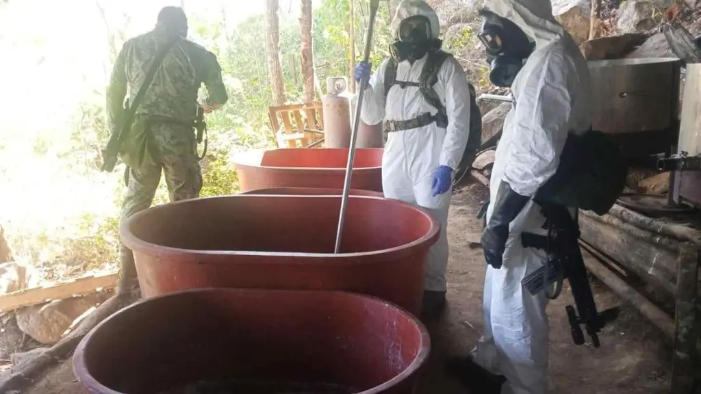 La Marina desmanteló un laboratorio de drogas sintéticas en Guerrero y aseguró miles de dosis de narcóticos. El golpe al crimen organizado supera los 309 millones de pesos.