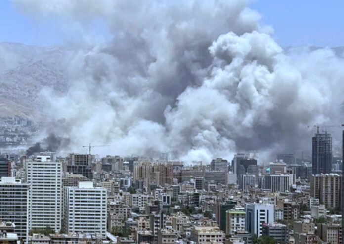 Israel confirmó un segundo ataque aéreo en el corazón de Teherán contra objetivos del régimen iraní. Reportan múltiples explosiones en zonas ministeriales.