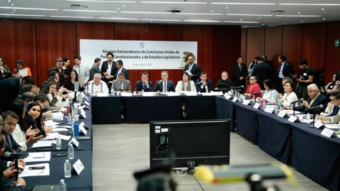 El Senado aprobó en comisiones el Plan B de la reforma electoral de Sheinbaum. El dictamen pasará al Pleno para su discusión y votación.