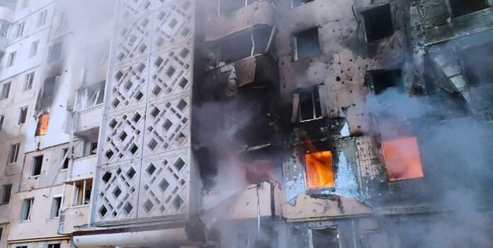 Al menos 9 personas murieron y 16 resultaron heridas tras un masivo bombardeo ruso en Ucrania. Un misil impactó un edificio en Járkiv y dejó víctimas infantiles.