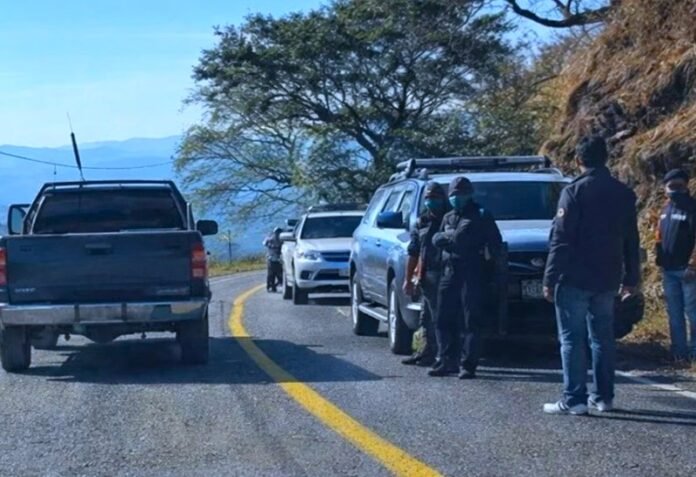 Asesinan a la secretaria de Salud de Atlixtac, Jessica Macedonio Saldaña, y a su asistente en Chilapa de Álvarez, Guerrero. Fiscalía estatal investiga el ataque armado.