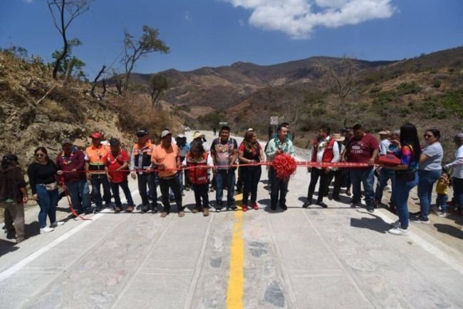 Fortalece gobierno del estado la conectividad en Eduardo Neri con nuevo camino artesanal