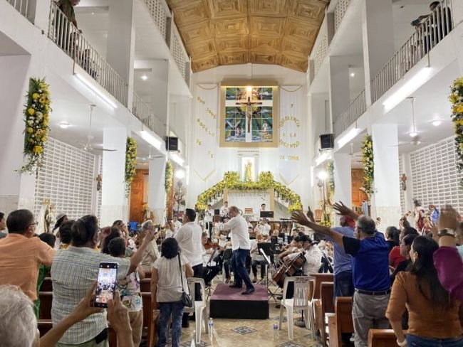 Familias de San Jerónimo cantan y bailan con la Orquesta Filarmónica de Acapulco