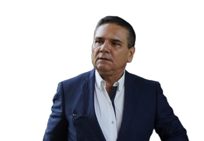 La FGR confirmó que Silvano Aureoles tiene una orden de aprehensión y ficha roja de Interpol, mientras Claudia Sheinbaum aseguró que sigue activa su búsqueda internacional.