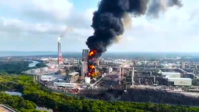 Incendio en la refinería Dos Bocas activa emergencia en Tabasco. Pemex reporta control parcial y no hay heridos hasta el momento.