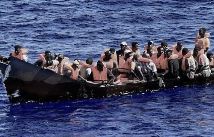 Italia recupera 19 cuerpos de migrantes tras naufragio en el Mediterráneo. Hay sobrevivientes en estado grave y aumenta la crisis migratoria.