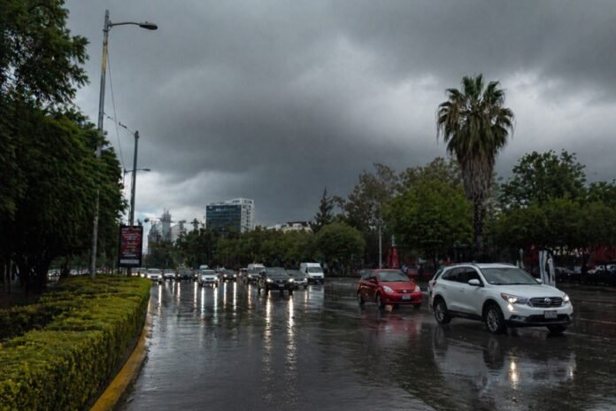 Clima en México mañana: pronostican lluvias, calor extremo y fuertes vientos con riesgo de torbellinos en el norte del país.
