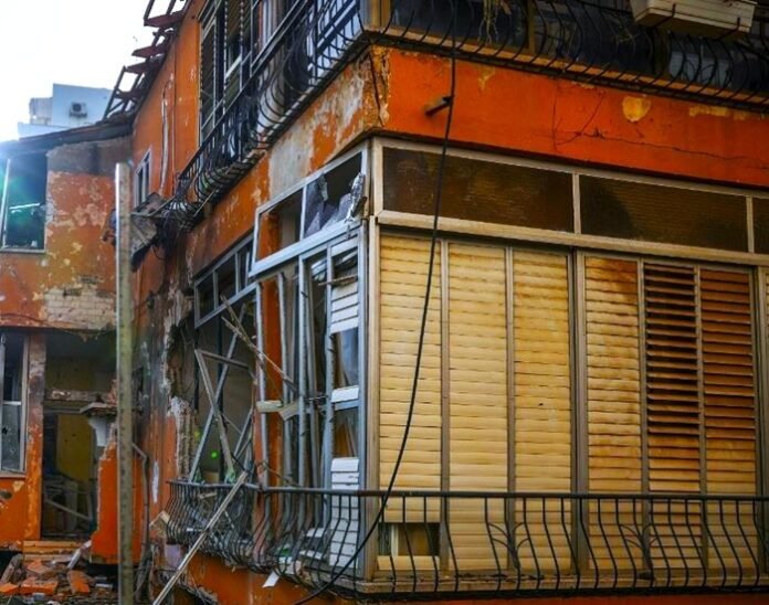 Un misil impactó un edificio residencial en Haifa, Israel, dejando al menos cuatro heridos, entre ellos un bebé, informaron autoridades.