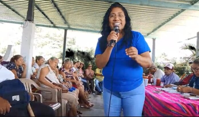 Rosario Merlín García encabeza entrega de constancias censales en Acapulco beneficiando a más de 80 personas, fortaleciendo su liderazgo social y político en el puerto.
