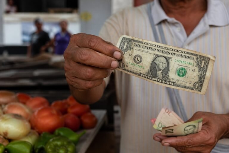 “Tres salarios mínimos = 1 dólar en Venezuela”