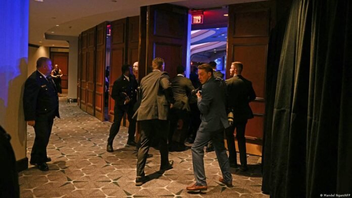 Donald Trump fue evacuado por el Servicio Secreto tras reportes de disparos durante la Cena de Corresponsales en Washington. El presidente está a salvo.