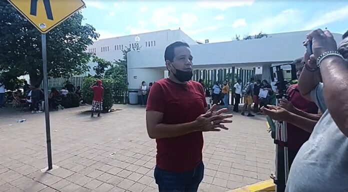 Carlos Granda lleva más de 15 años ayudando con comida a familias vulnerables afuera del Hospital del Quemado en Acapulco.