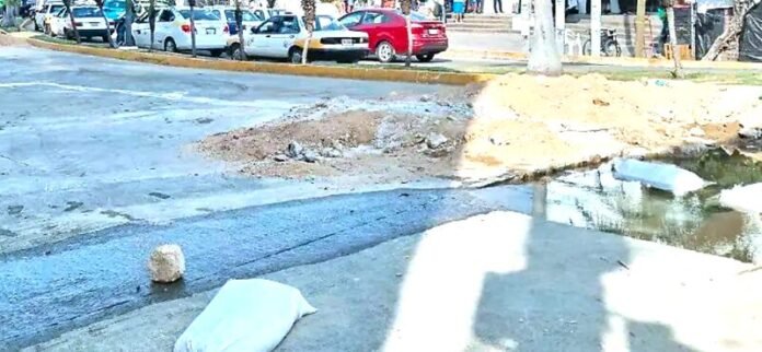 Una fuga de agua provocada por obras de Fonatur mantiene el caos vial en la avenida Cuauhtémoc de Acapulco. Afecta transporte, rutas y acceso a hospitales.