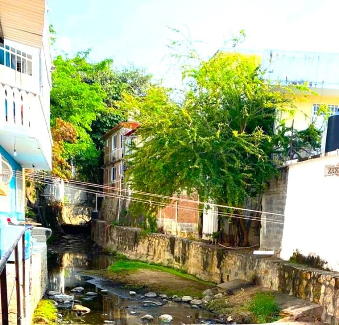 Fermín Alvarado denuncia abandono en Acapulco por socavones, drenaje y riesgo de tragedia en Vista Alegre y Progreso.