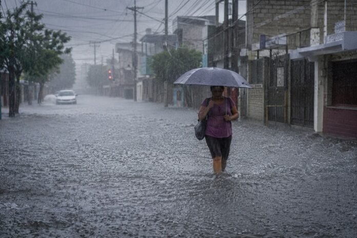 SMN alerta por lluvias intensas, calor extremo y riesgo de inundaciones en Guerrero, Oaxaca, Chiapas y la Península de Yucatán.