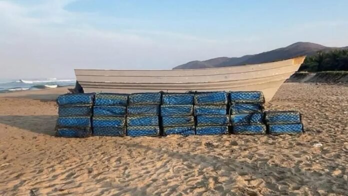 La Marina golpeó una ruta del narcotráfico en Guerrero tras interceptar una embarcación con presunta cocaína en el Pacífico mexicano y detener a dos extranjeros.